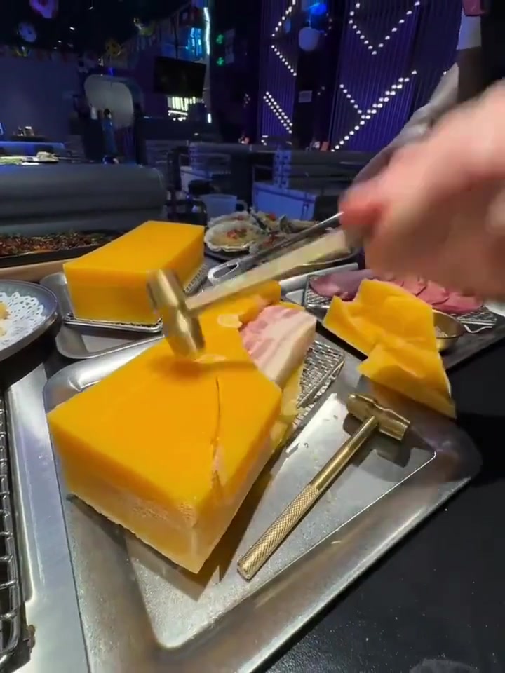 吃个饭也要给我整的这么仪式感能不能直接把肉给我啊