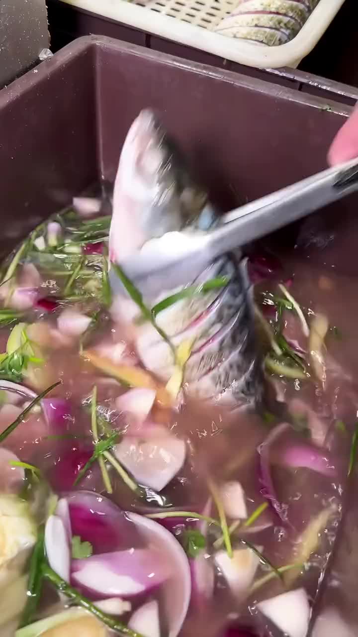 这鱼看到蛮香啊!煮前先拍个澡,然后直接开做!