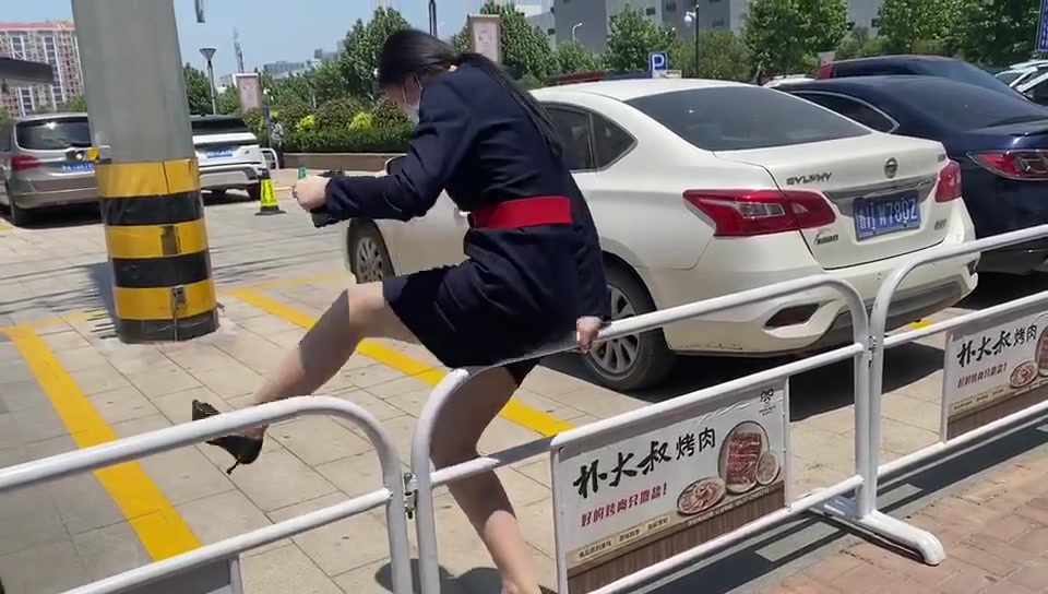 还得是做空乘的!这是要比比谁的腿更长么