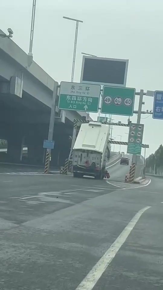 司机但凡看一下后视镜都知道车厢没放下来!