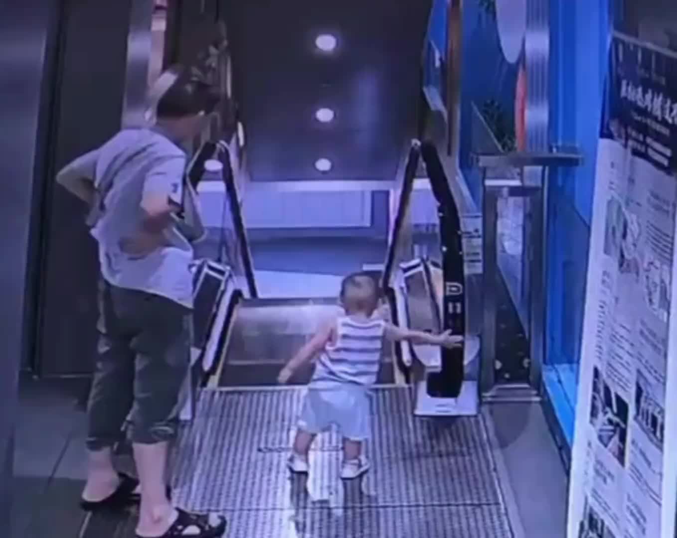 真佩服这样的家长!带孩子在扶梯周边玩耍!