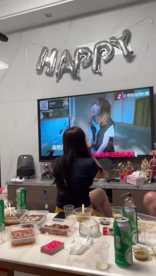 还别说她们还挺会唱的