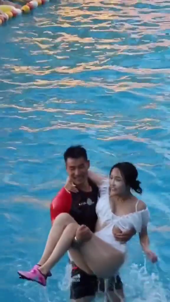 他是随机抱起一个小姐姐升空了吗