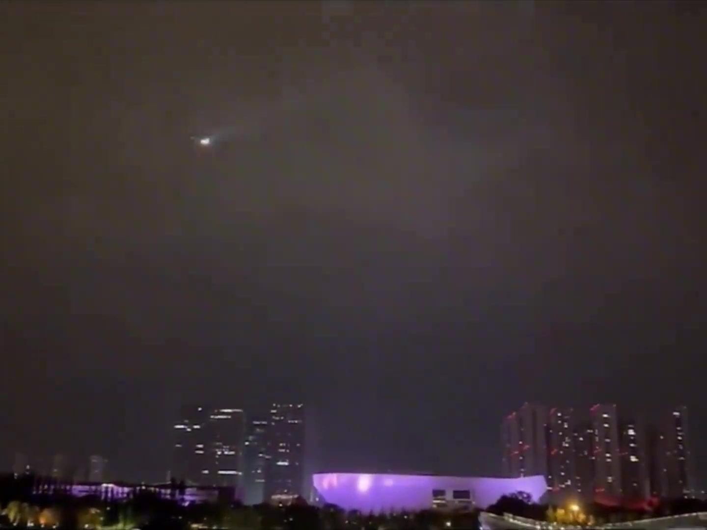 飞机勇闯雷暴