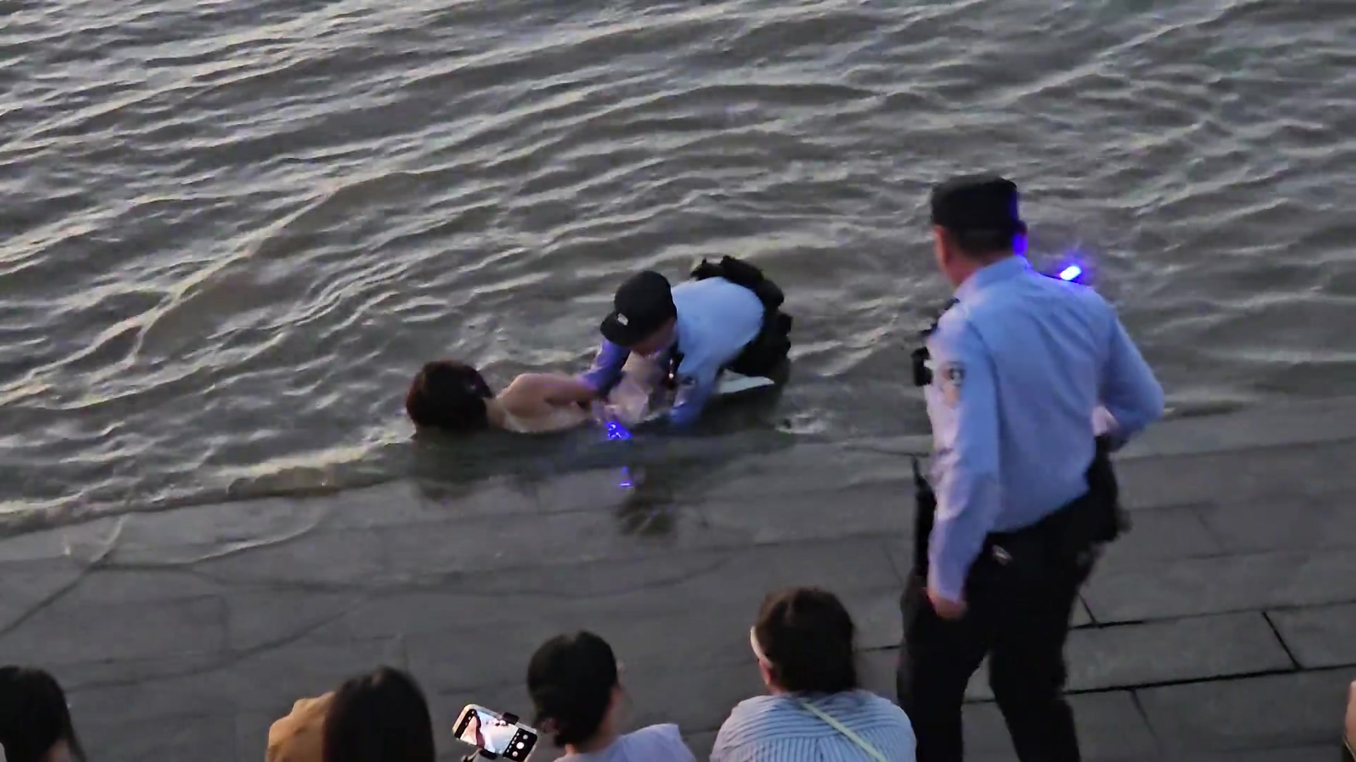 多想不开跳松花江本来在拍日落,一个妹子跑下去跳了