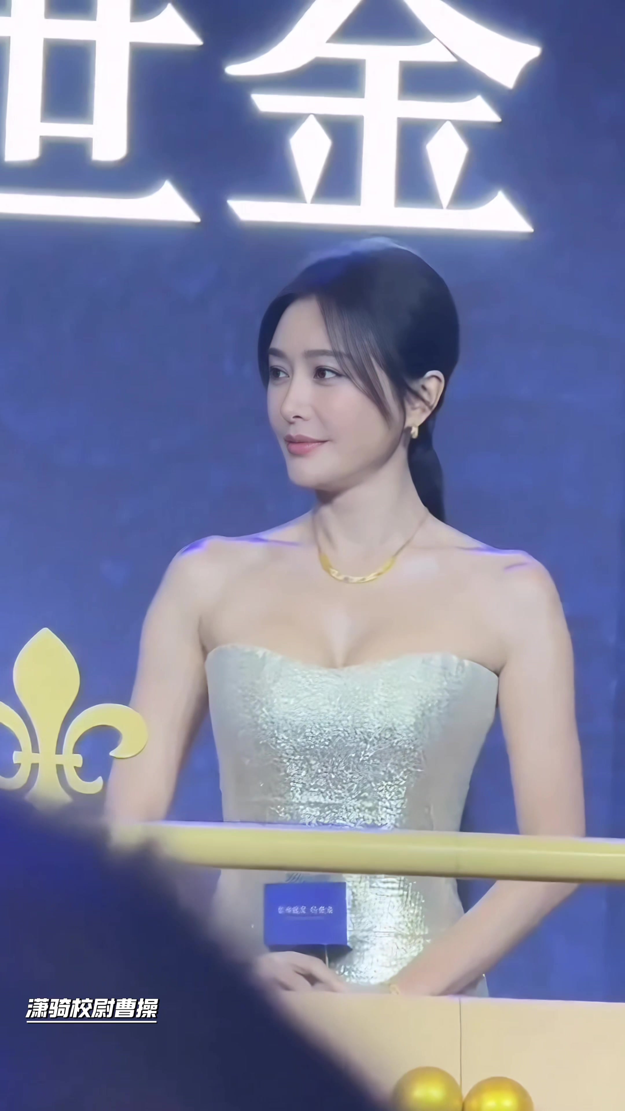 黑长直白色礼服的秦岚,有种白月光富察皇后穿越到现代的感觉