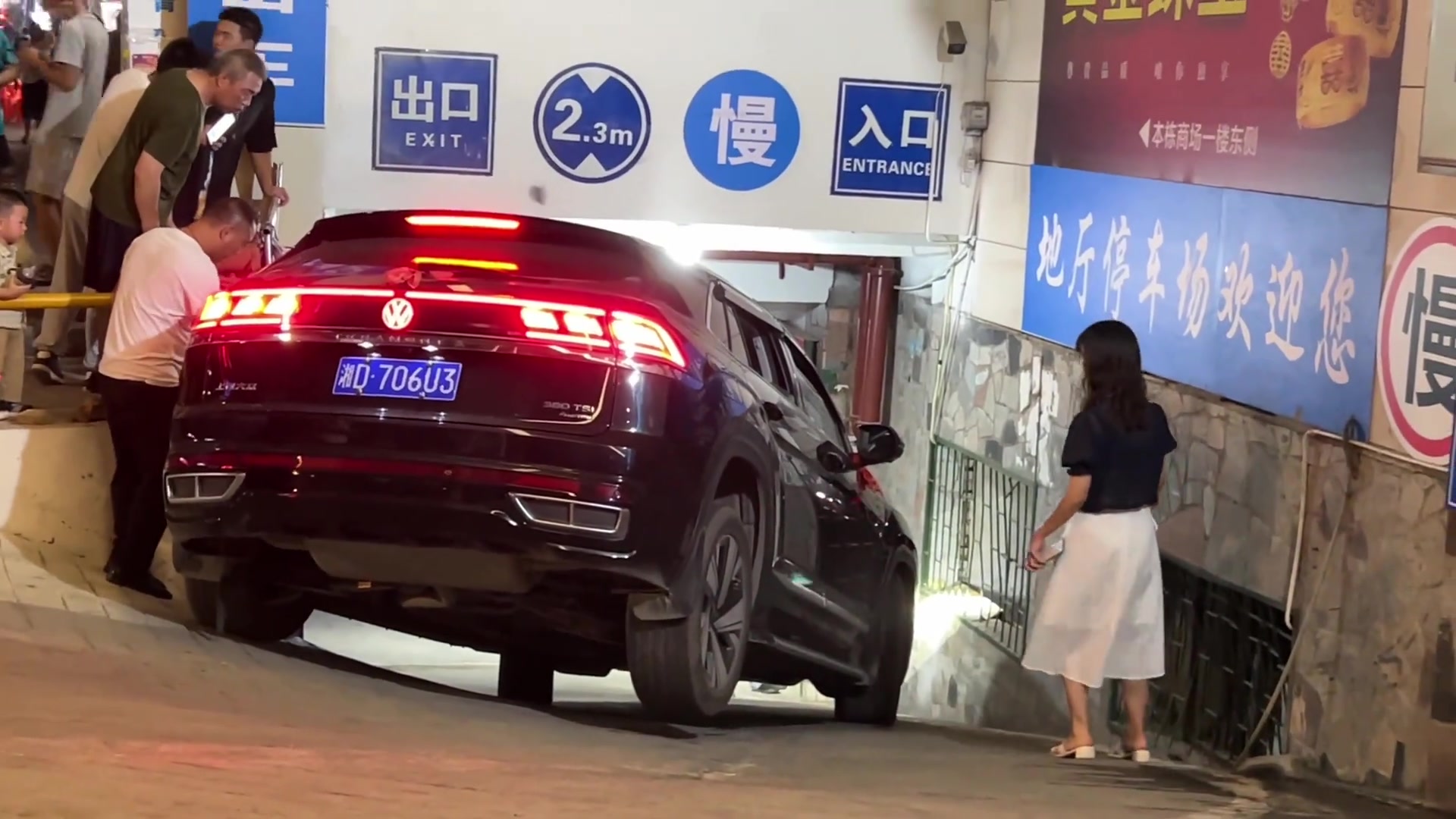 这地下停车场看着就难停!