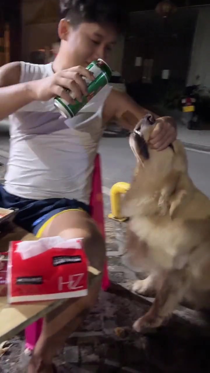狗子还贪杯啊狗:这玩意儿到嘴里就得劲!