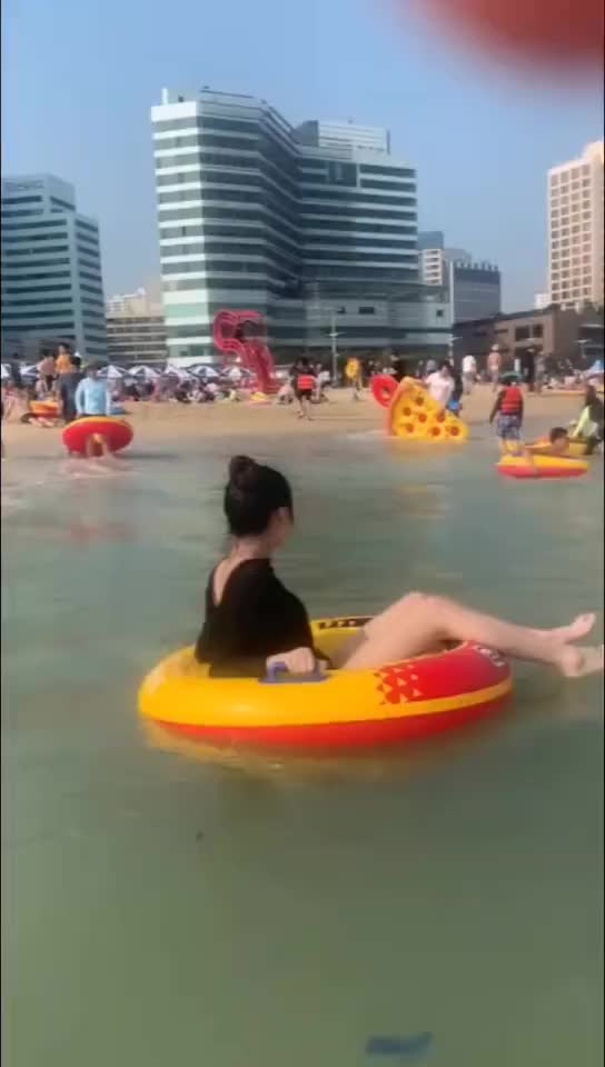妹子明显不开心了,你还笑的出来!