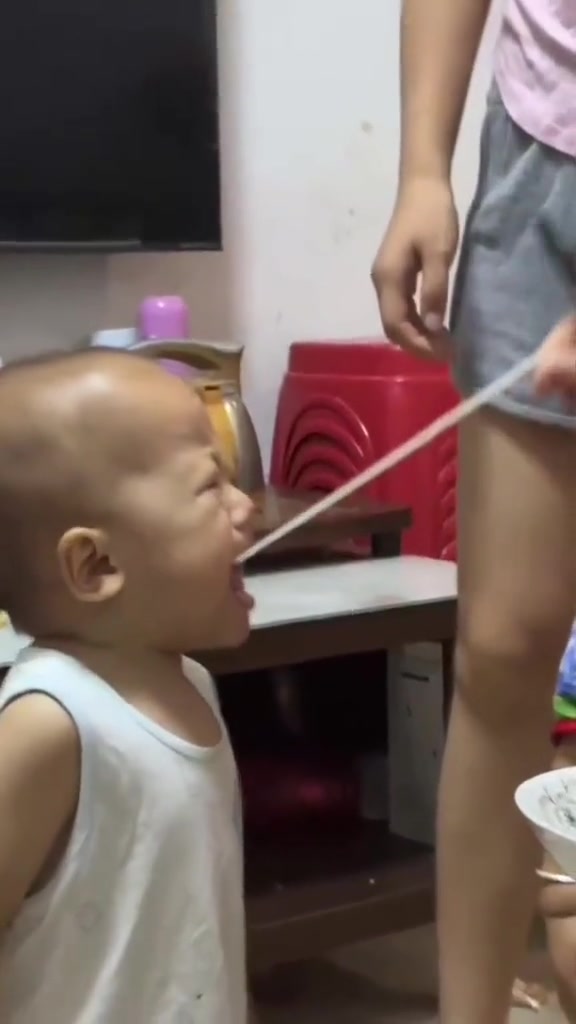 再怎么也不能在孩子胃里钓鱼啊?