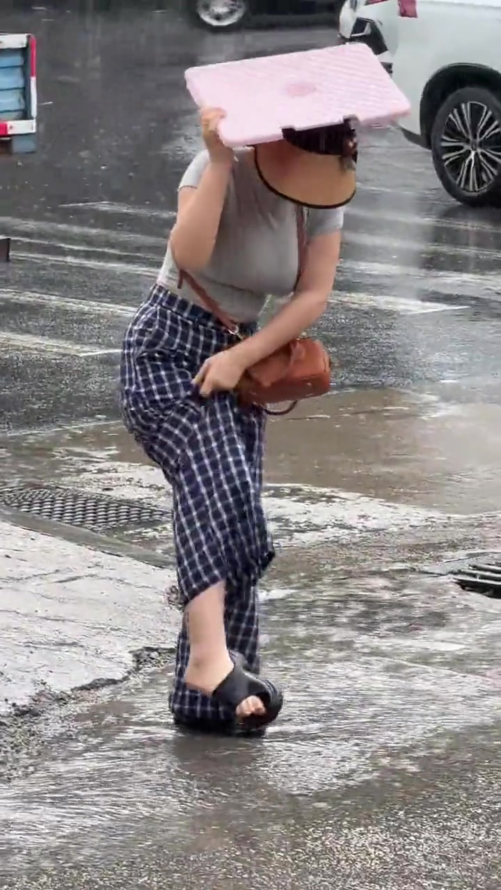 大妹子是怎么把鞋穿成这样的