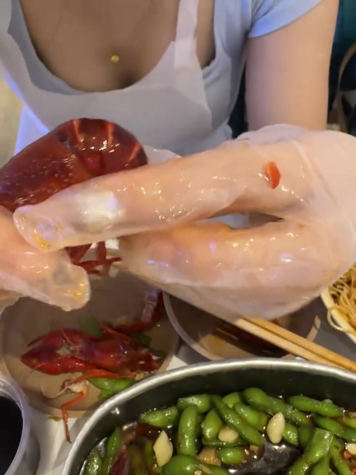 她把吃完的摆回去是要找老板退单吗