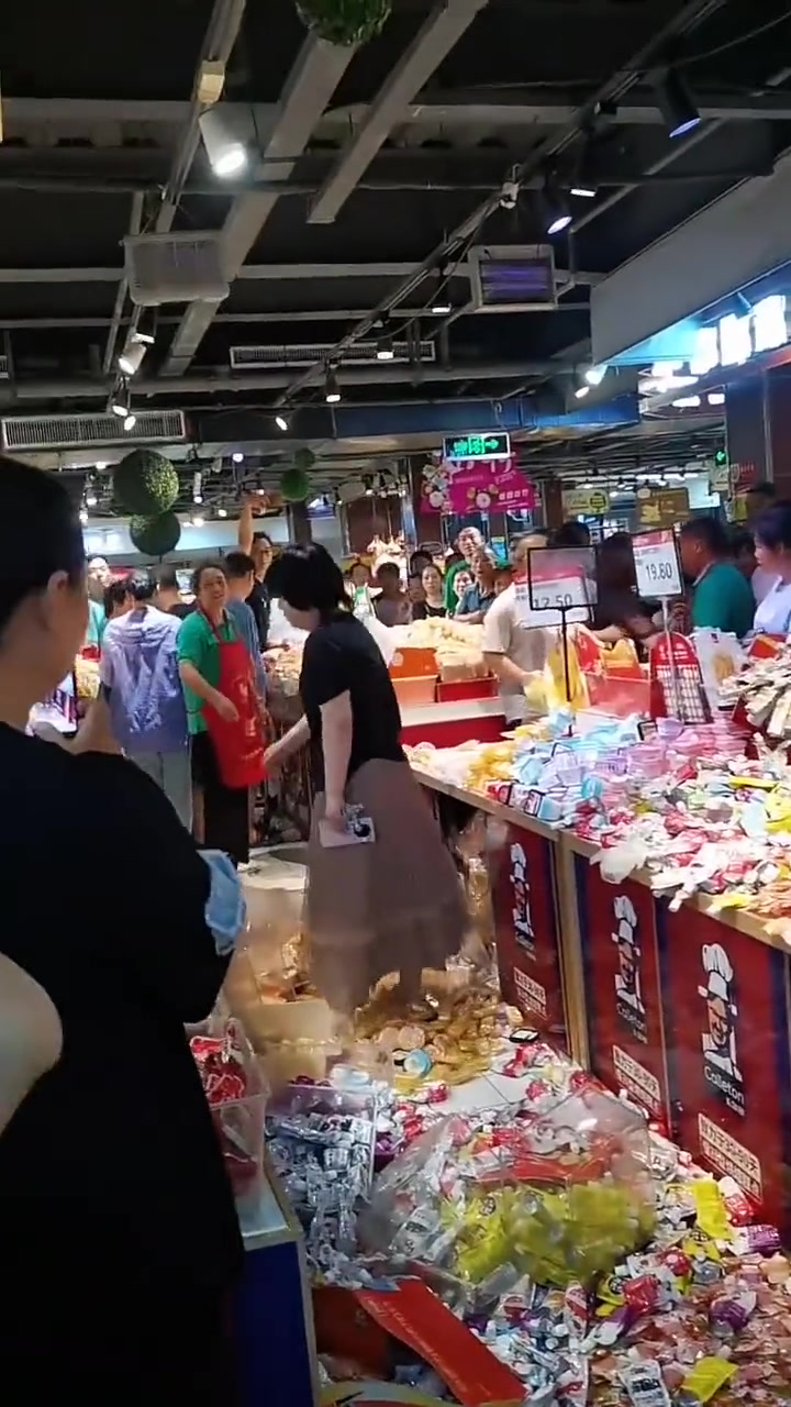 大客户啊!赶紧把仓库里放几年卖不掉的酒摆上去啊!