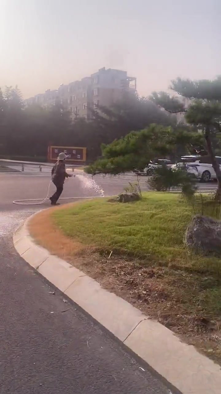 阿姨真拼啊!上班都要锻炼!