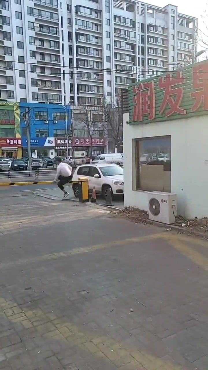 2000!来这边付一下钱吧!