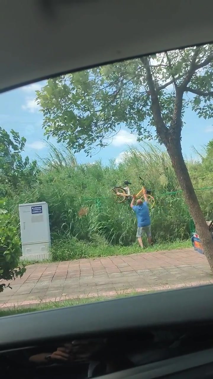 他为什么要把车丢过去啊