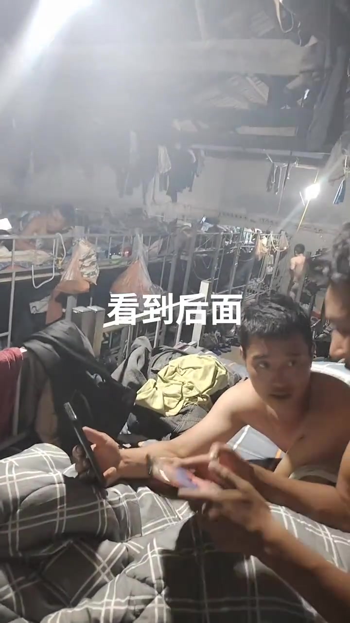 工厂宿舍这屋子人住的还真不少啊!