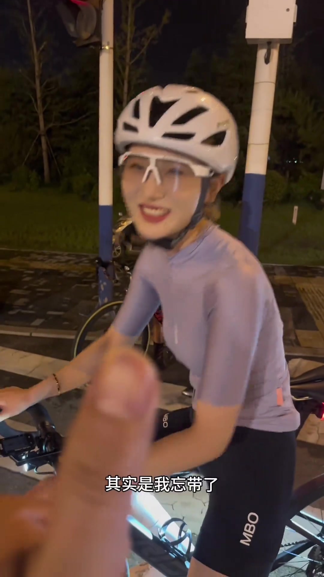 骑行美女这一套装备下来谁看了不迷糊,太显身材了
