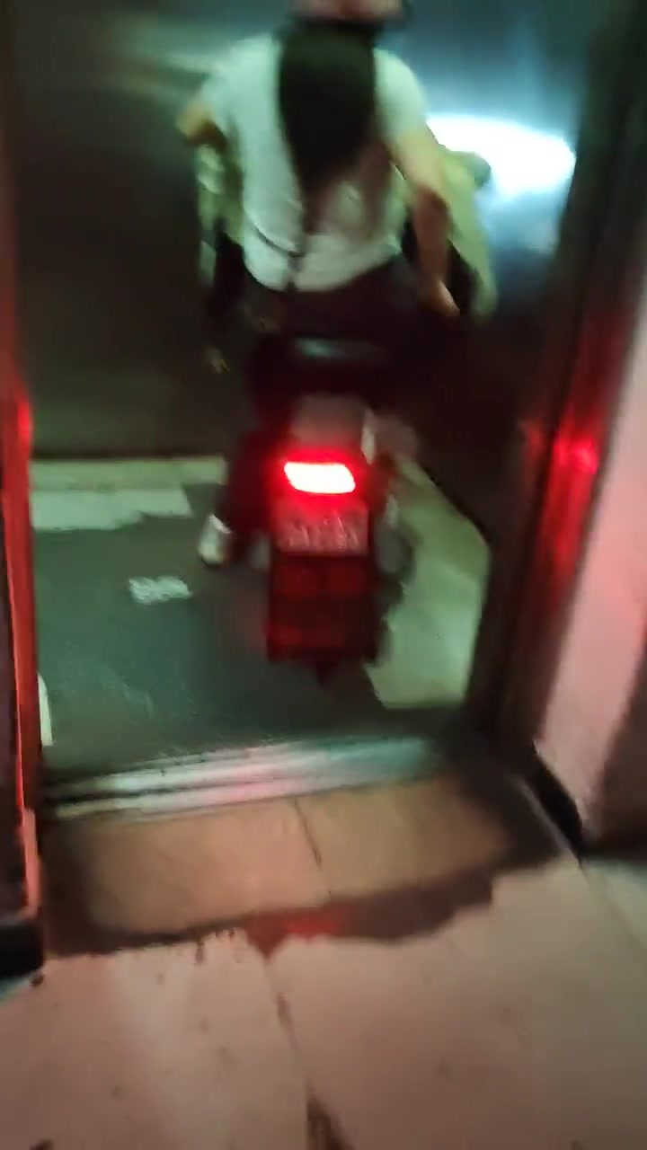 我真是不理解这种人,非要推电动车回家