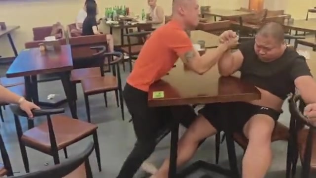 这橙色衣服的是真玩不起啊