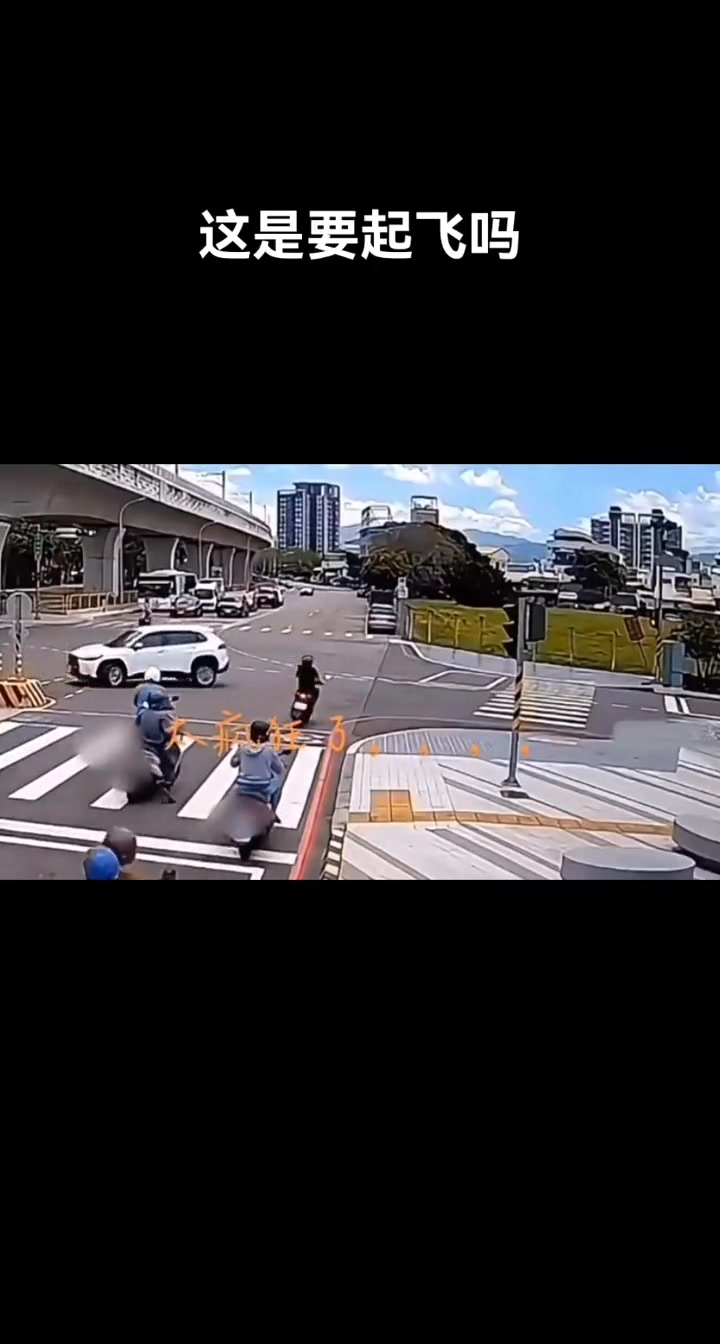 这车技哪里学的啊也太夸张了,还好其他人走位都很好