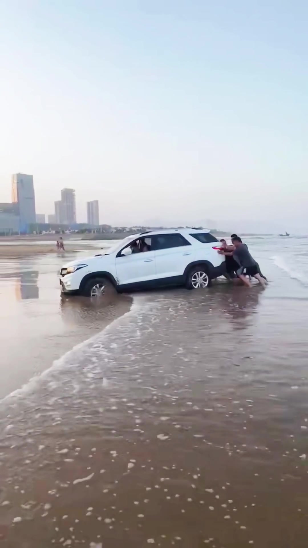 天气太热给车洗个澡回不去了
