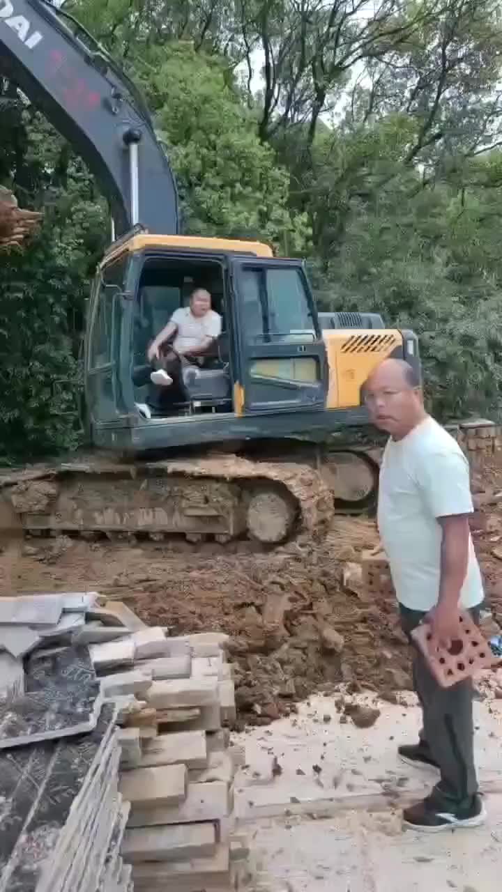 不让挖就不让挖,砸人家挖机干什么