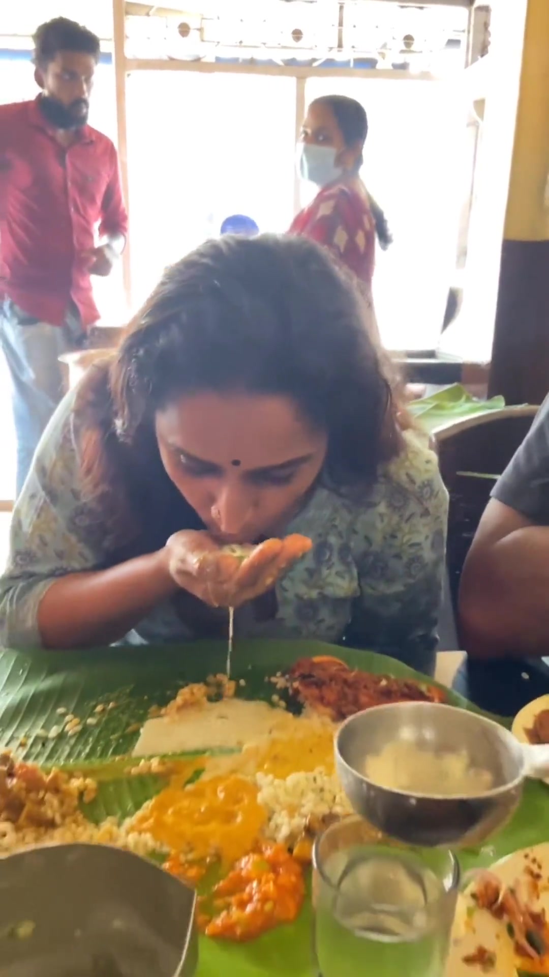 喝汤也是用手吗如果是热汤该怎么办