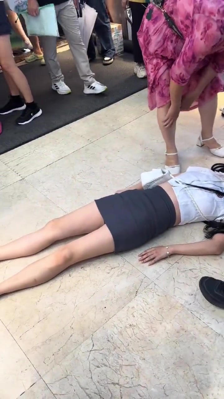 多大的事让小姐姐做出如此不得体的行为啊