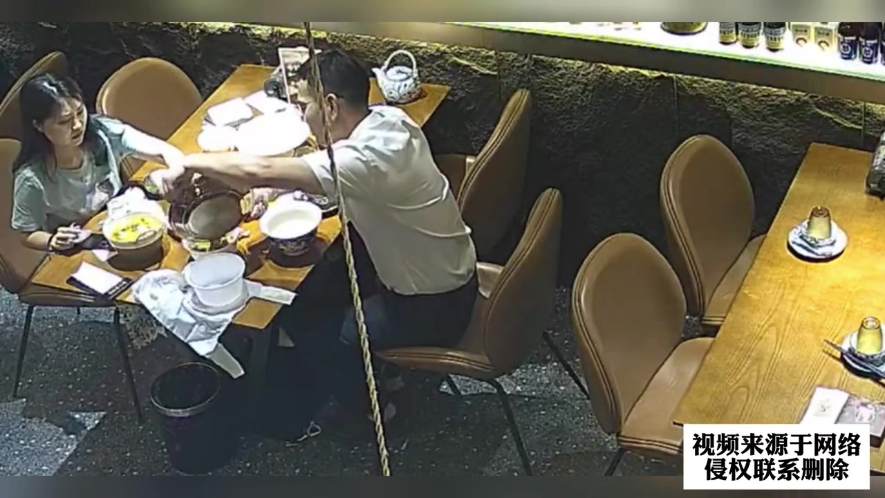 商家刚打农药没超过十分钟的黄瓜,直接被顾客顺手牵羊摘走!