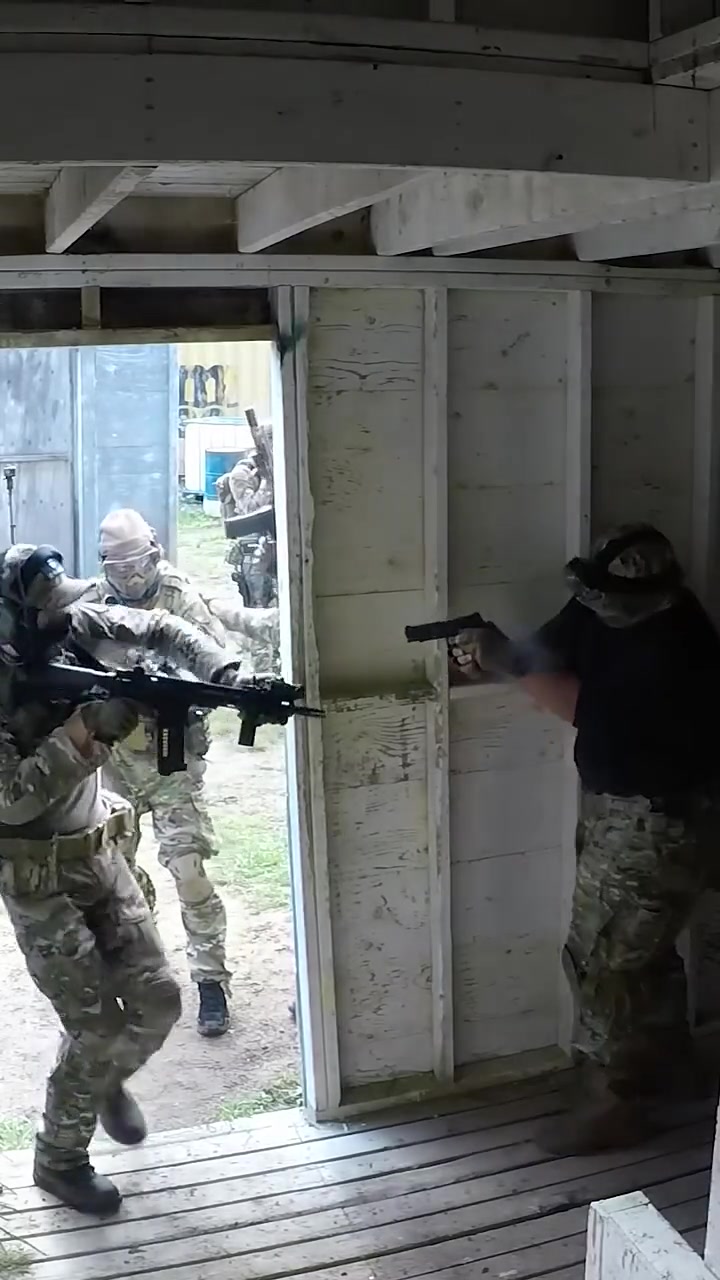 这难道就是传说中的老A男子玩真的CS一把手枪剿灭一个小队!