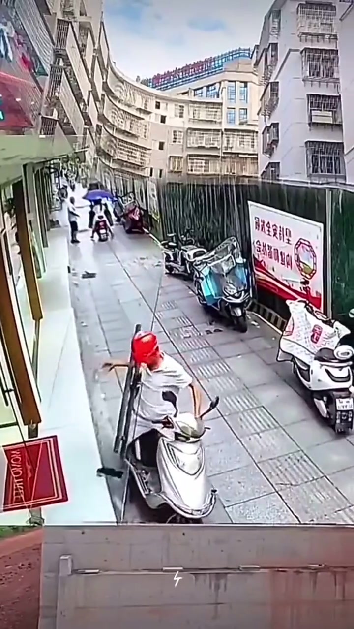 男子骑电动车误撞玻璃门,玻璃门砸下摔的稀碎