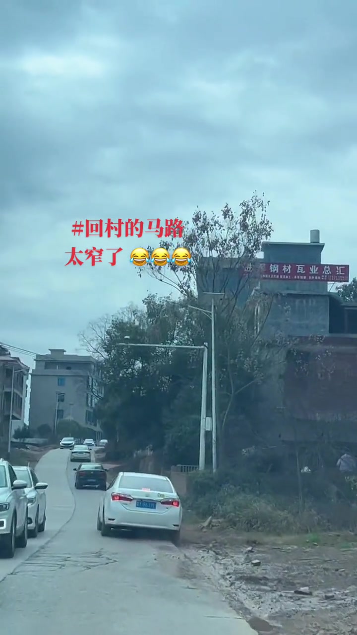 真替司机捏了把汗!这要怪车技还是怪路太窄