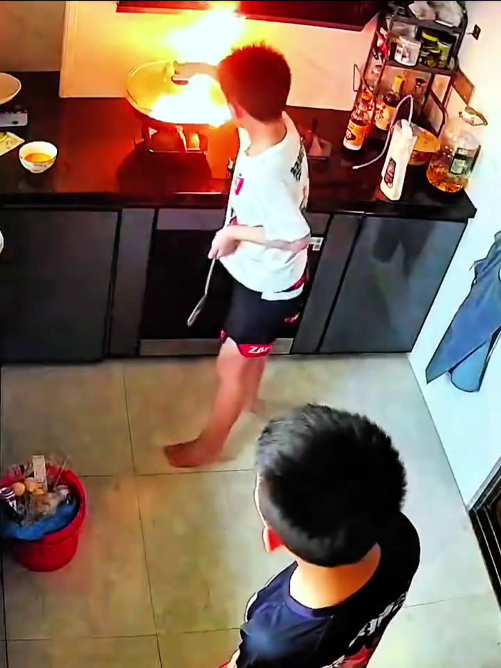 给小孩哥点赞!看得心跳逐渐加快,幸好火灭了