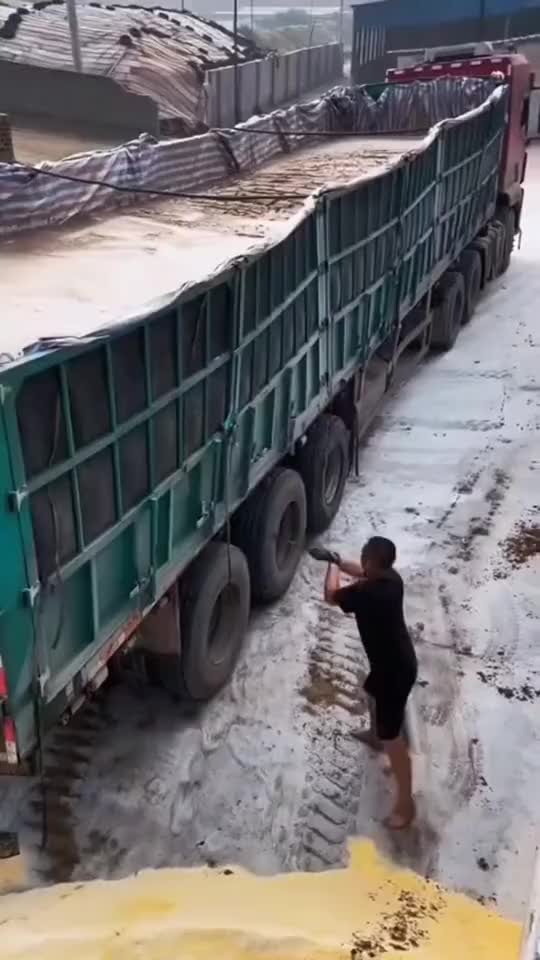 你这卸货还真险,还好跑的快!!