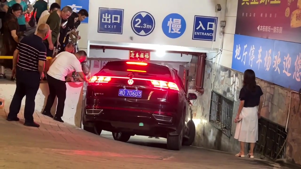 这很难吗转个弯这么多人围观!