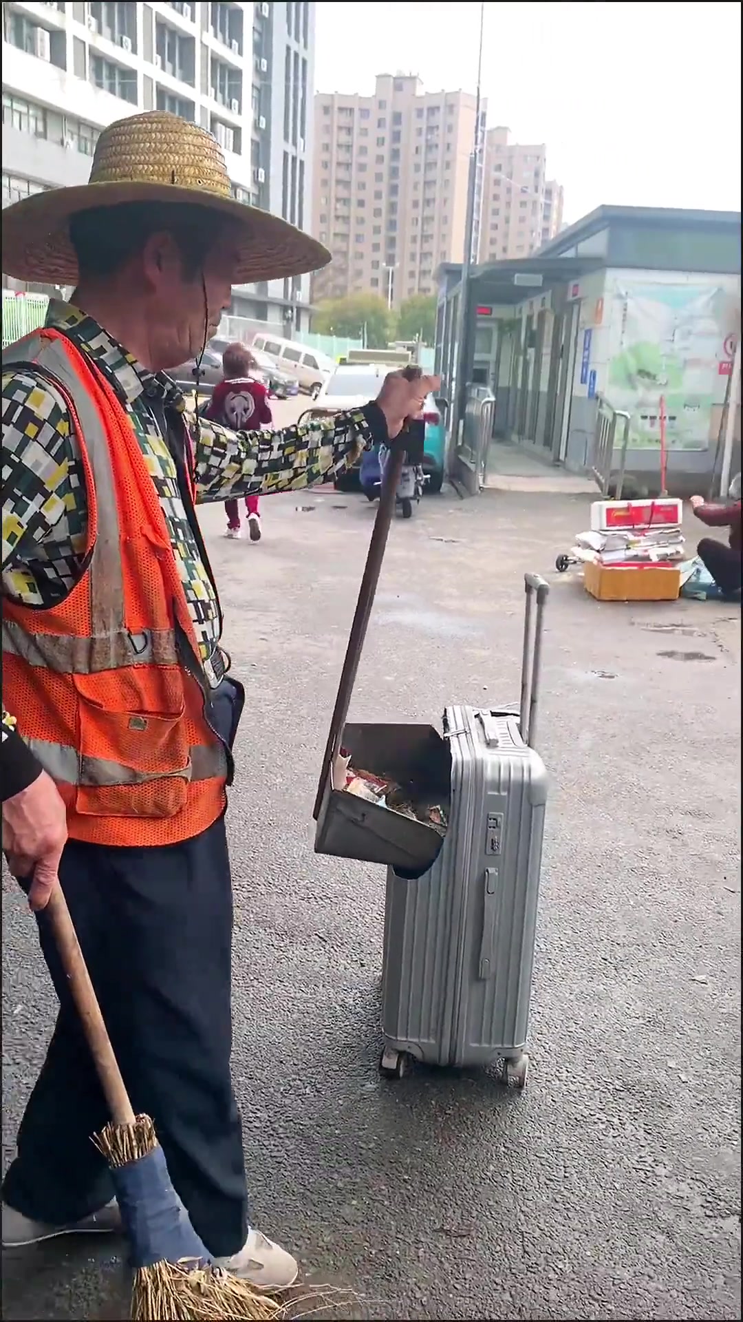 大爷这工作干得跟出国旅游一样