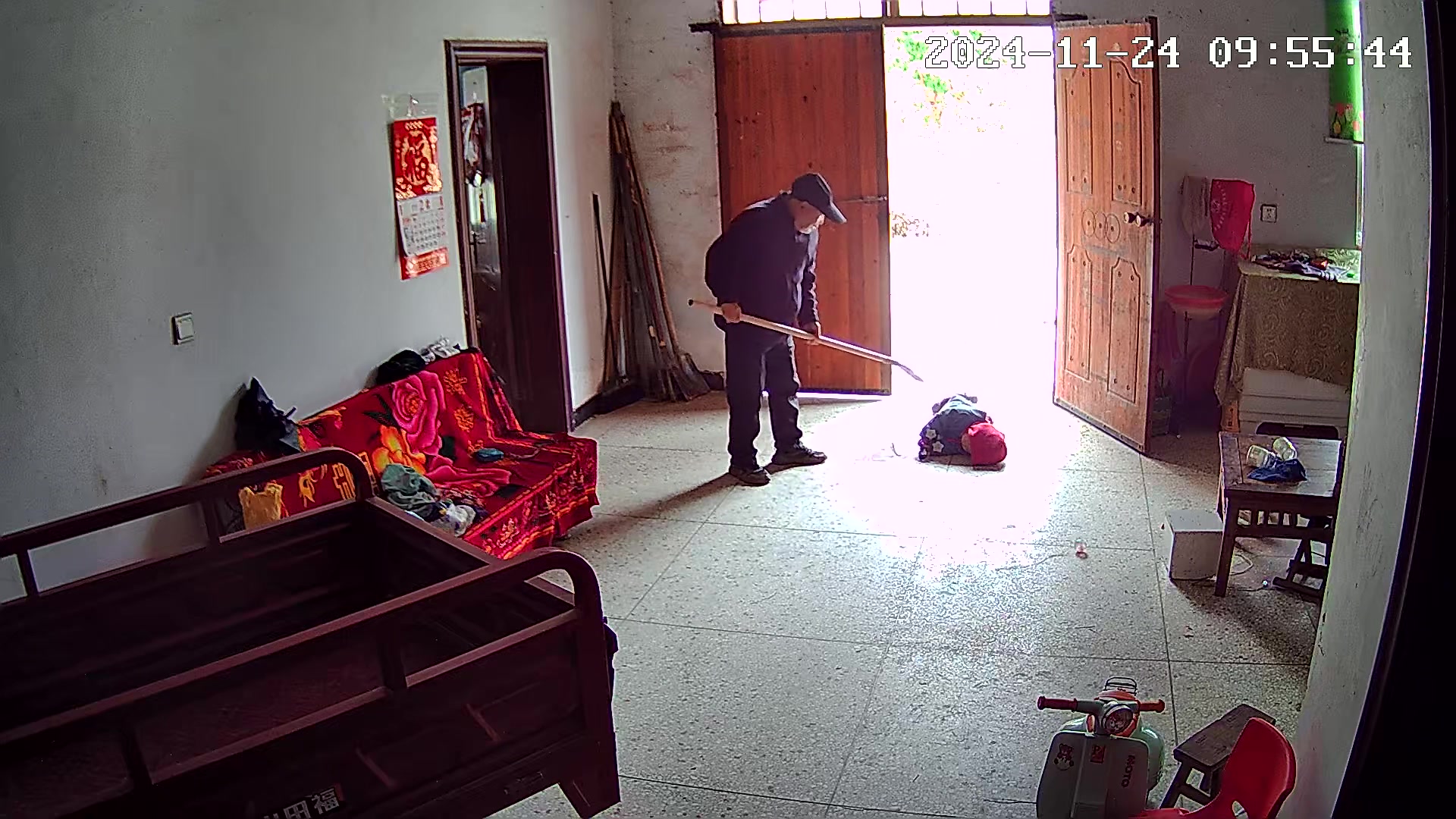 小宝摔一跤不肯自己起来太爷不惯着直接踢出去！