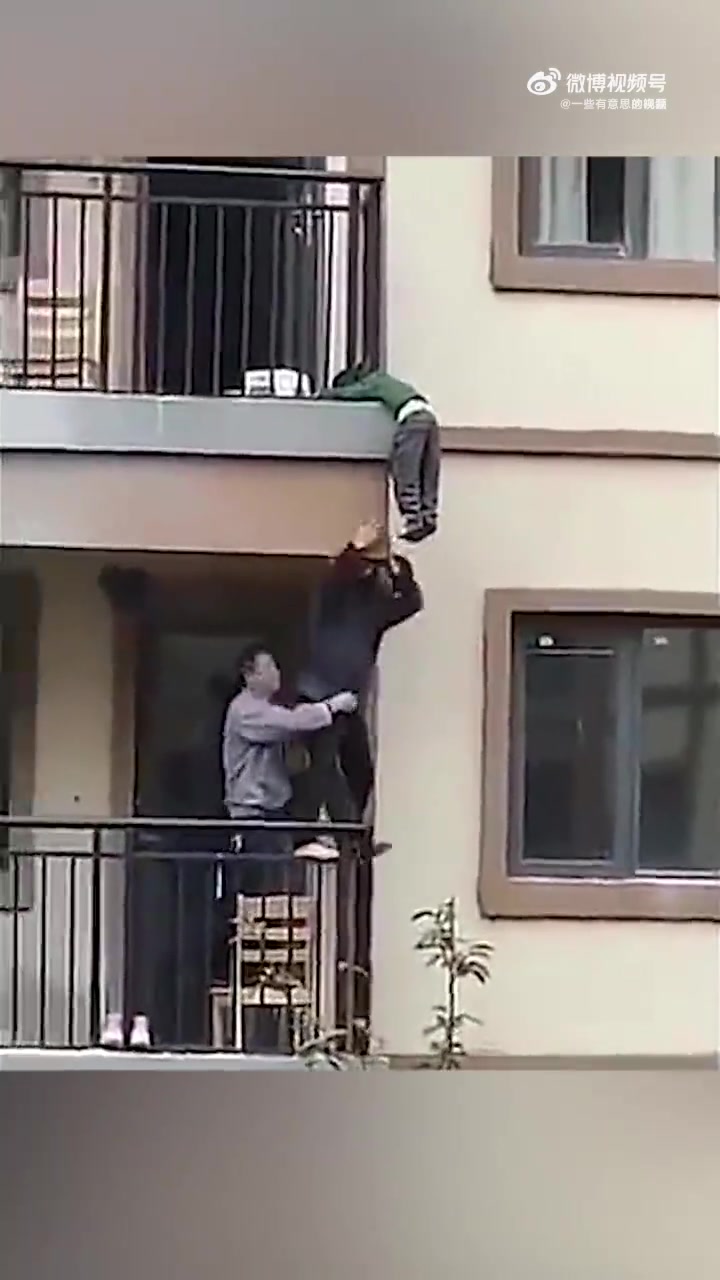 为这些奋不顾身徒手攀上阳台救人的热心人点赞！