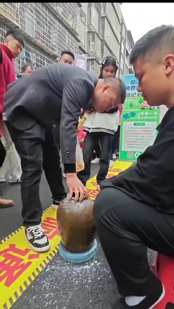 手抓坛子，至今还没有人能在现场揭穿猫腻！