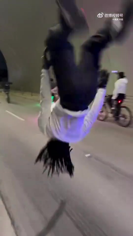 显眼包害人啊，装逼不成还害人！