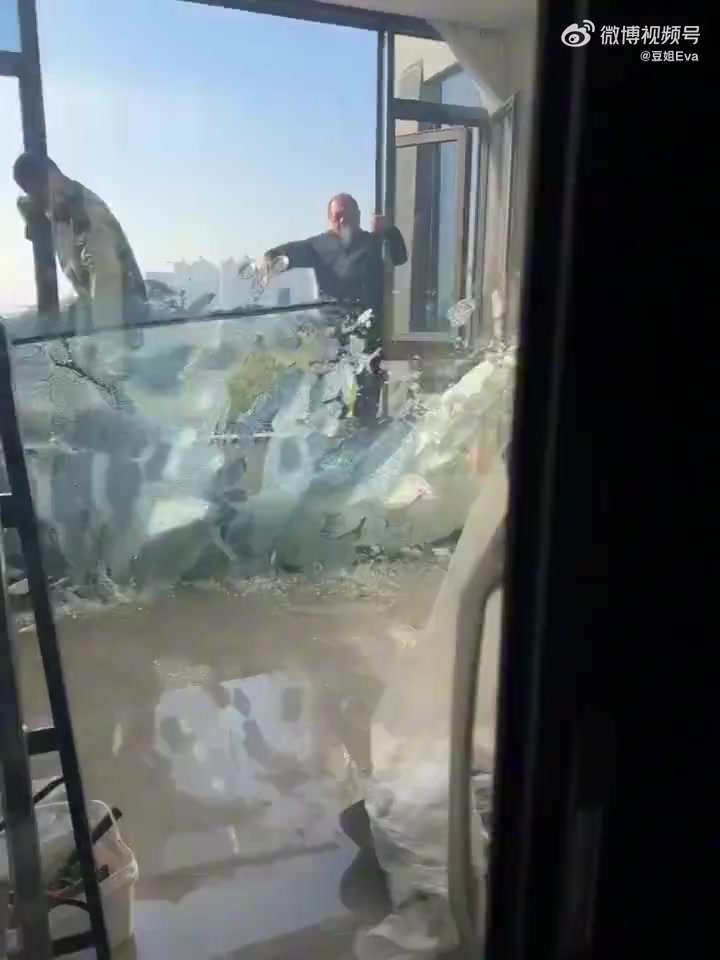 一屋子玻璃碎，多亏人没事扶住了