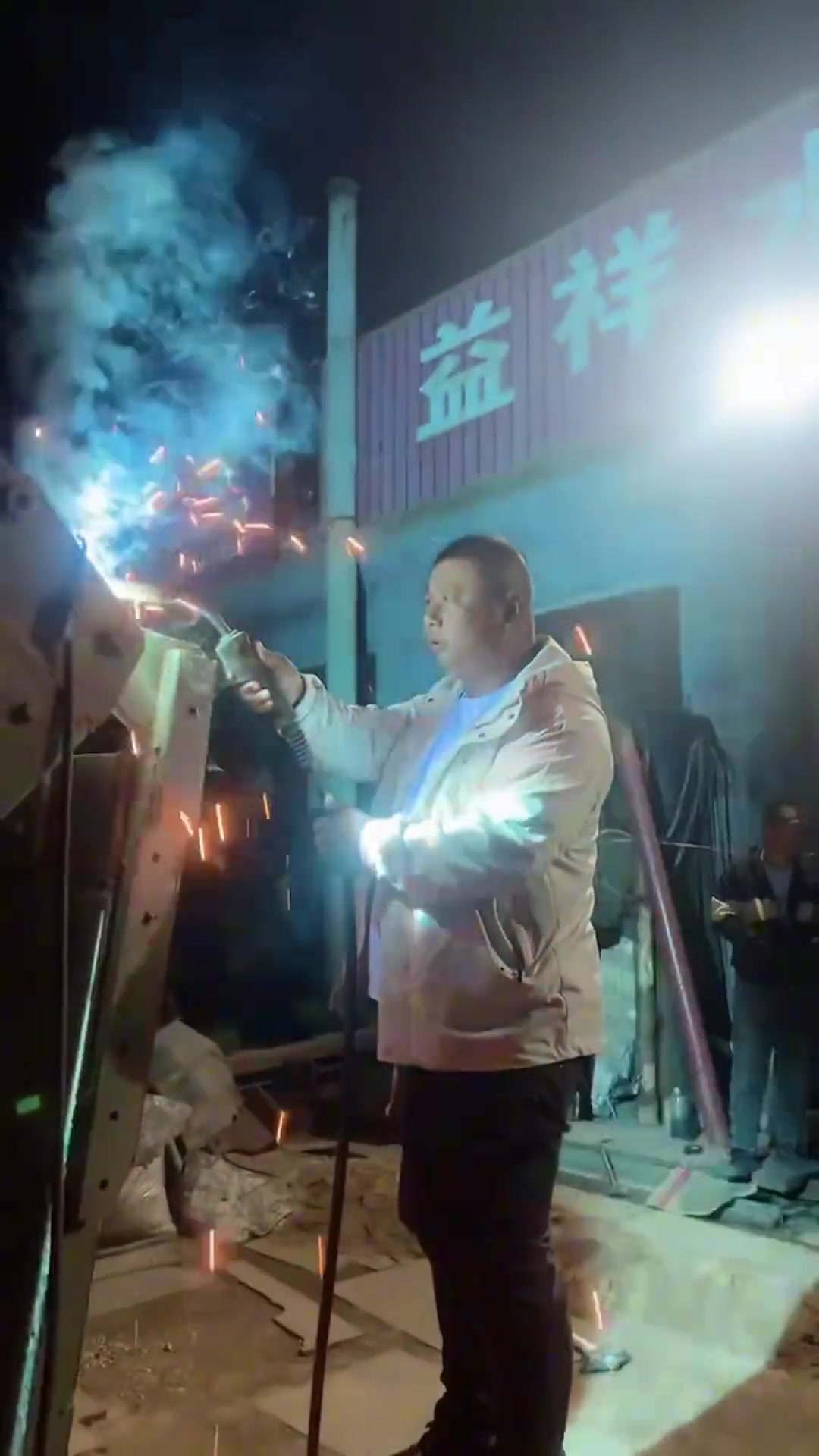 大哥是在练火眼金睛吗