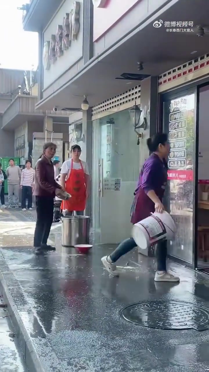 两商户发生矛盾，门前上演“泼水大戏”