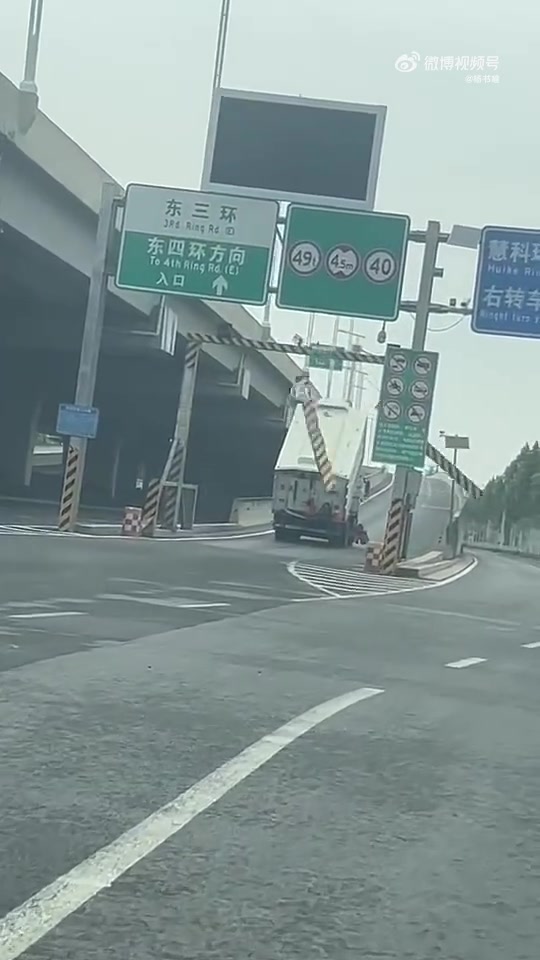 司机但凡看一下后视镜都知道车厢没放下来