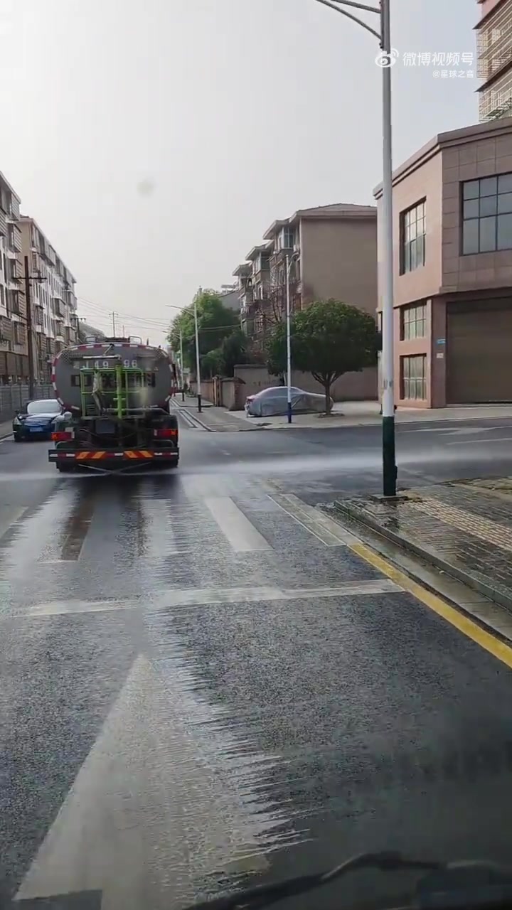 小朋友一路奔跑，院子内躲避洒水车，这种情况人避让还是车关水