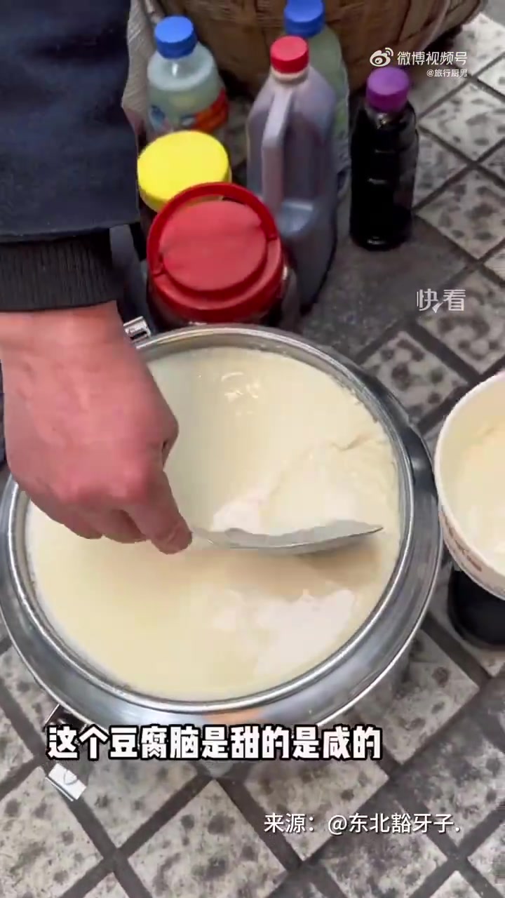 重庆豆腐脑大叔超有性格！顾客：不放辣椒可以吗老板：不行