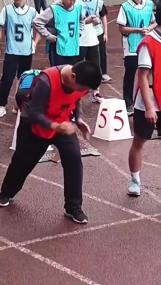 看得出来这位同学很想赢啊