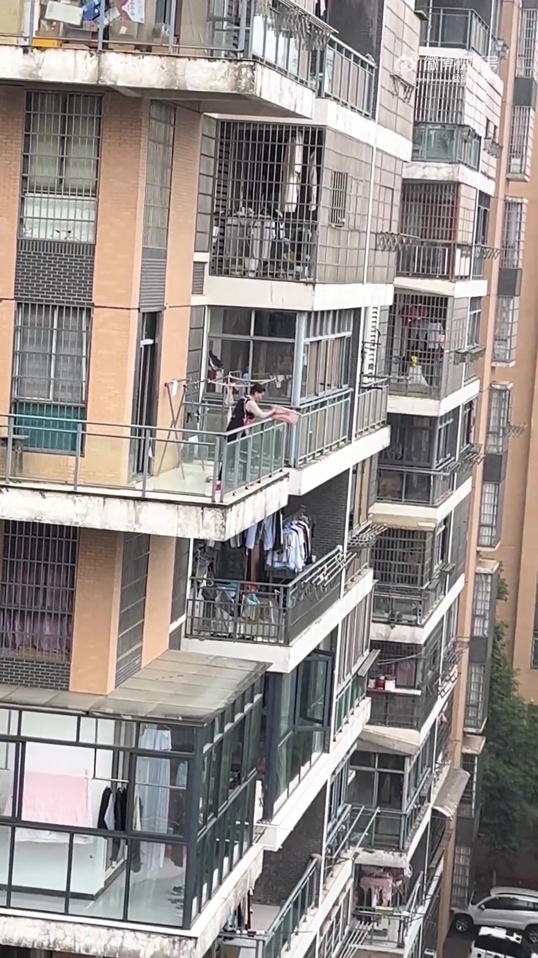 这老太住在19楼，直接一盆拖地水往楼下倒！