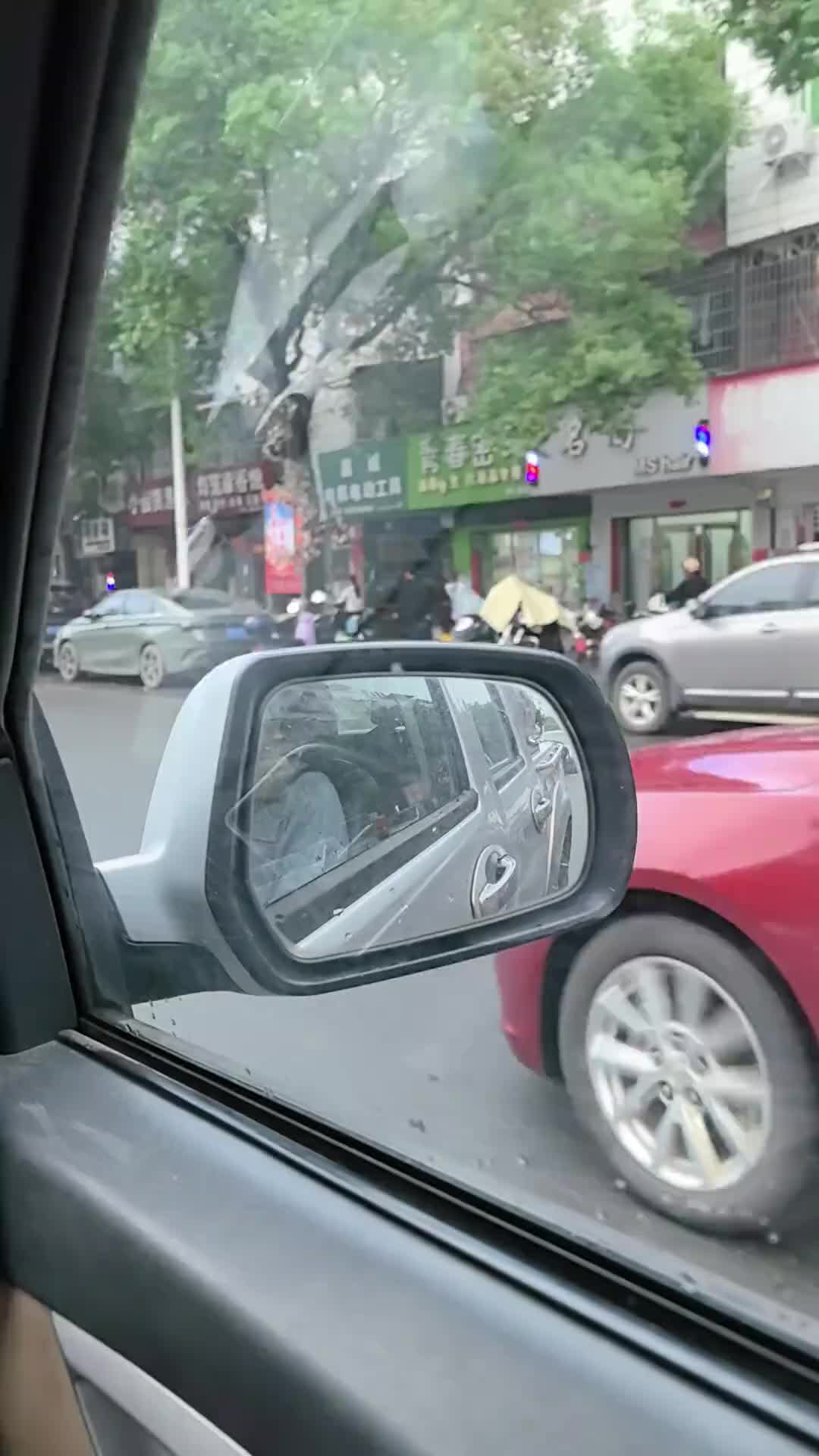 千万不要抢红灯，因为对面司机可能真的没注意到你！